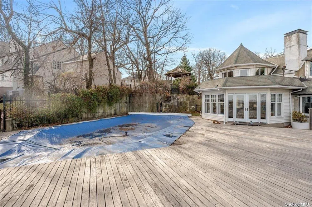 45 East Loop Road Staten Island, NY 10304