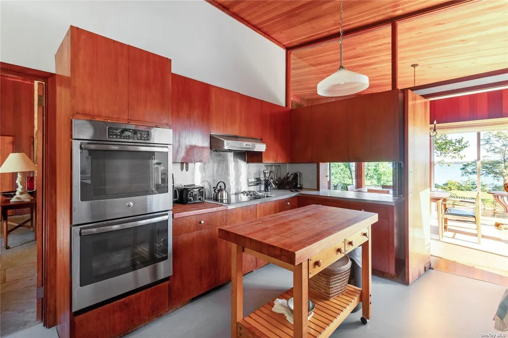 189 Old Harbor Road New Suffolk, NY 11956