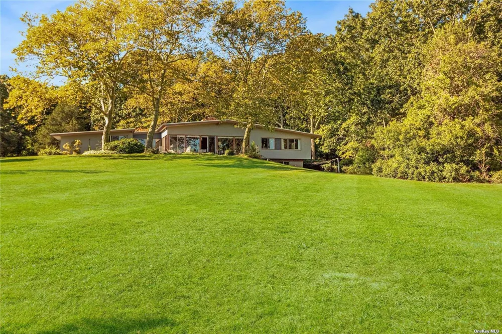 189 Old Harbor Road New Suffolk, NY 11956