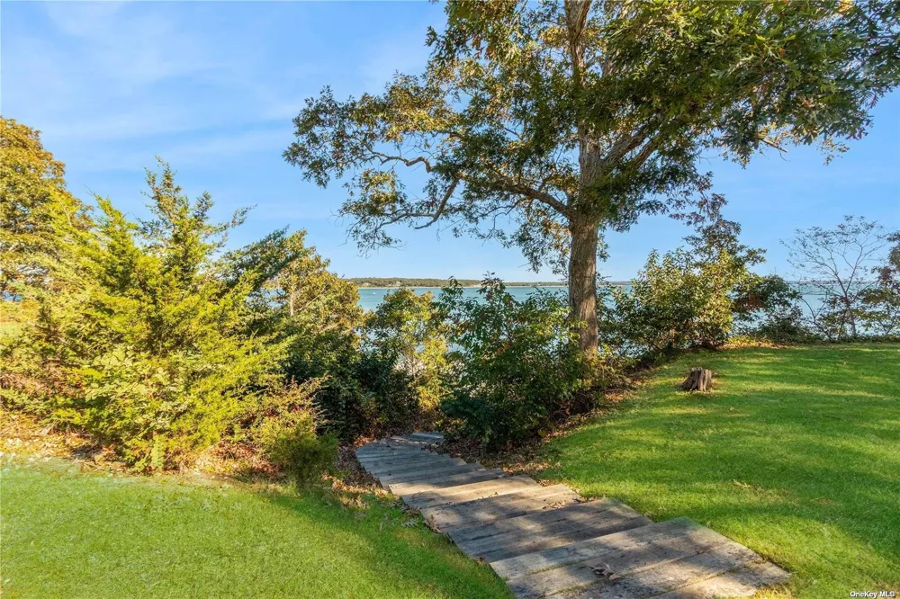 189 Old Harbor Road New Suffolk, NY 11956