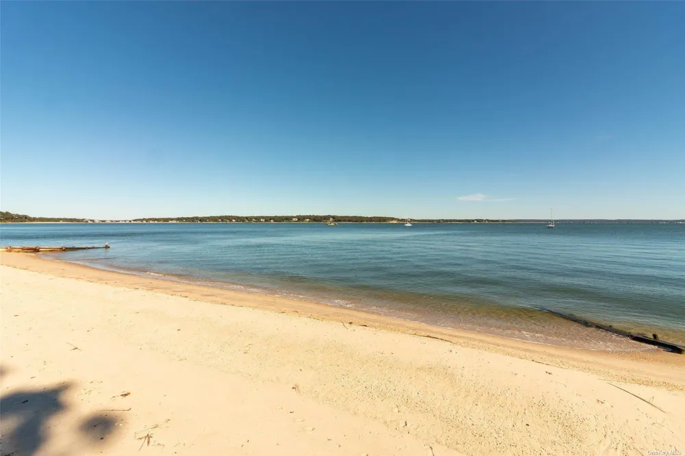 189 Old Harbor Road New Suffolk, NY 11956