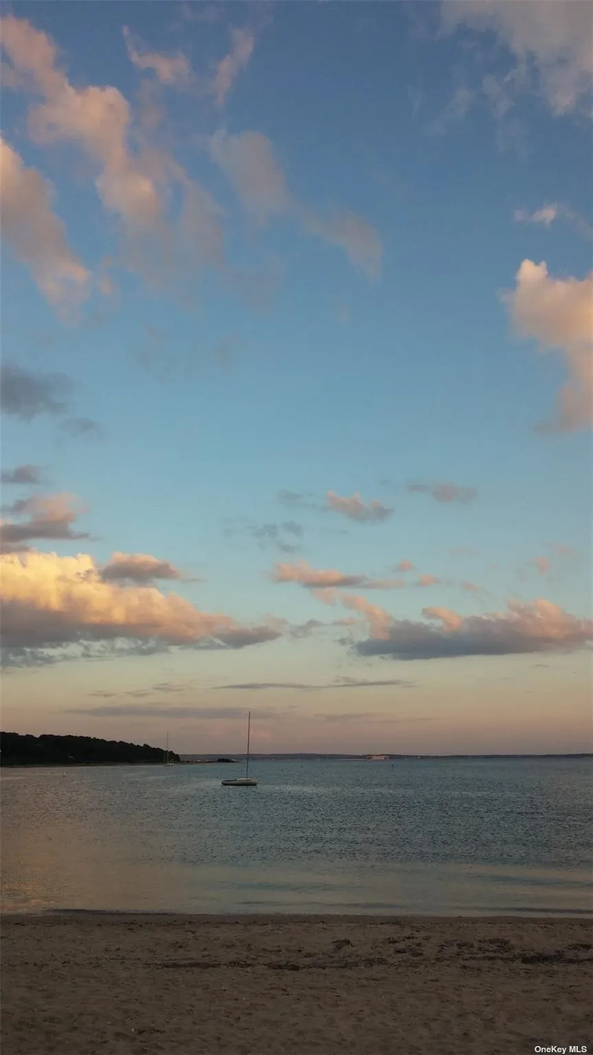 189 Old Harbor Road New Suffolk, NY 11956