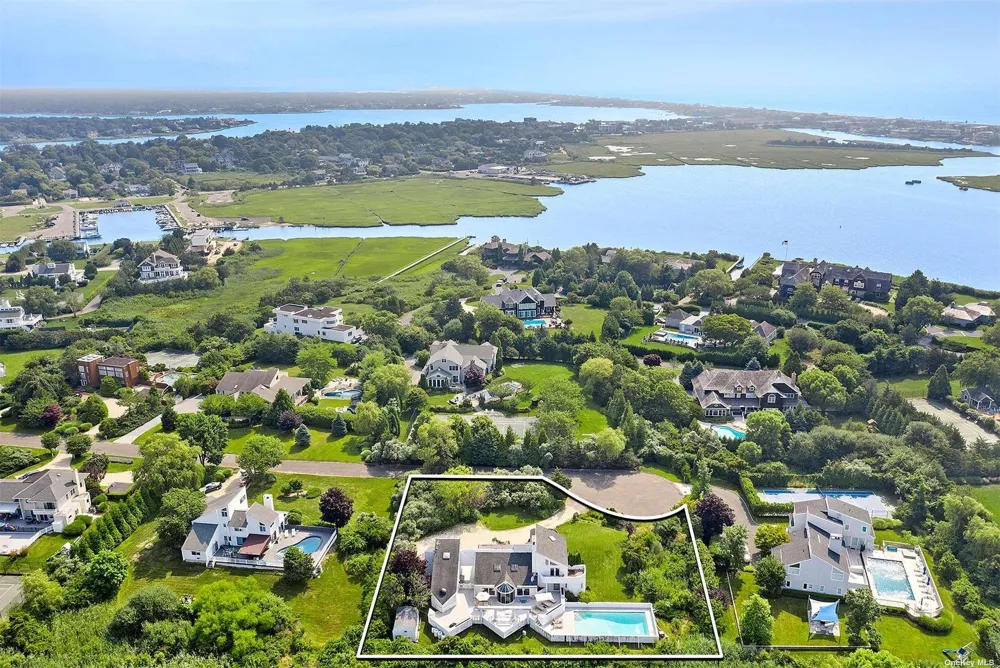 11 Watersedge Ct Westhampton Beach, NY 11978