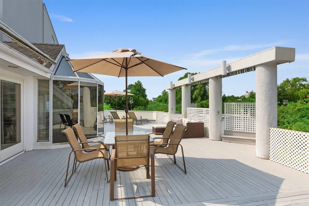 11 Watersedge Ct Westhampton Beach, NY 11978