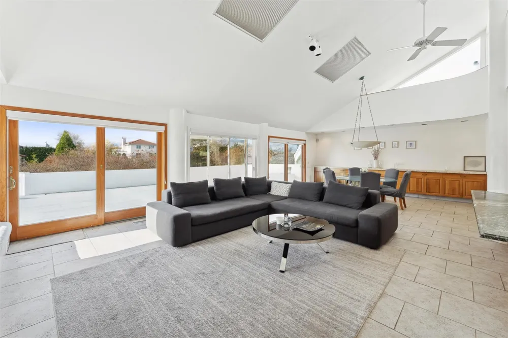 11 Watersedge Ct Westhampton Beach, NY 11978