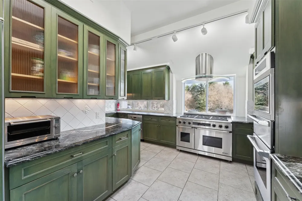 11 Watersedge Ct Westhampton Beach, NY 11978