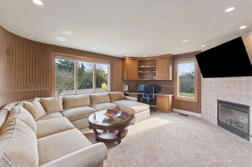 11 Watersedge Ct Westhampton Beach, NY 11978