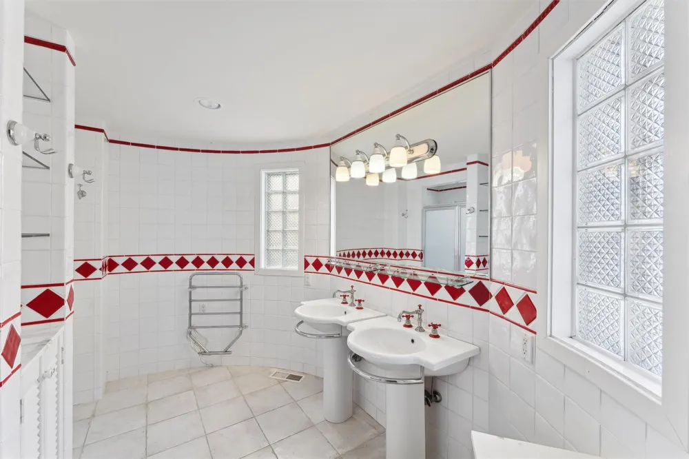 11 Watersedge Ct Westhampton Beach, NY 11978