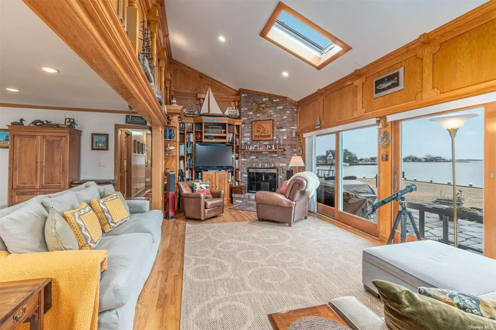 28 Koral Drive Southampton, NY 11968