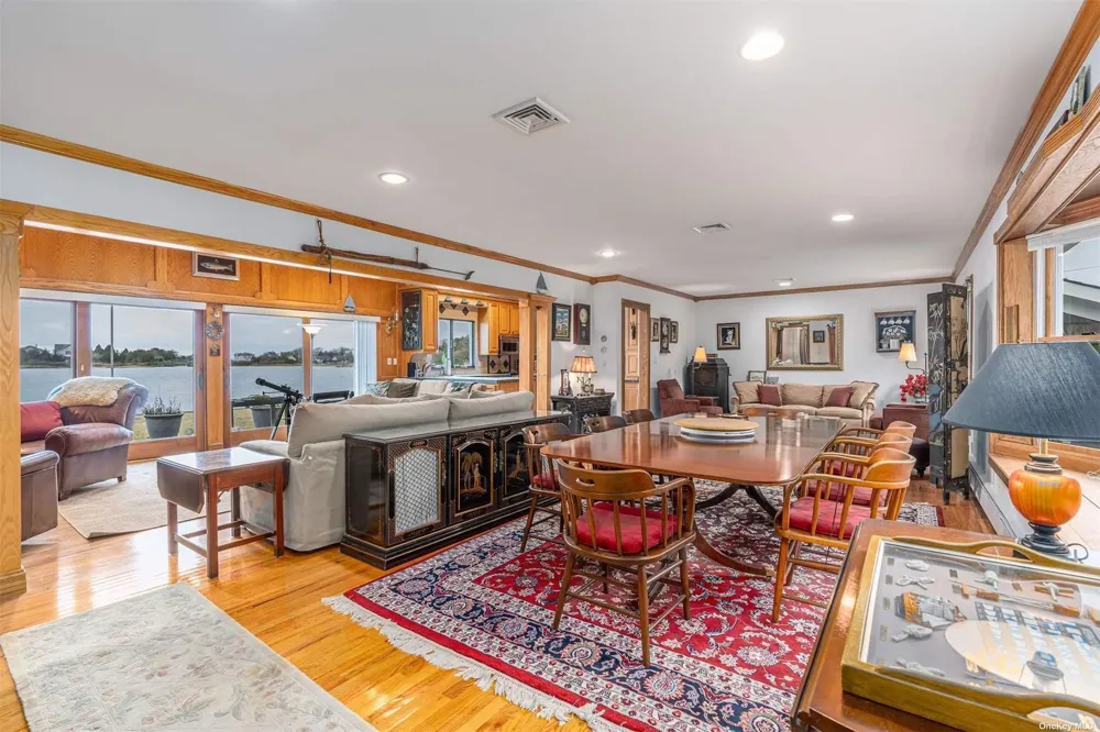28 Koral Drive Southampton, NY 11968