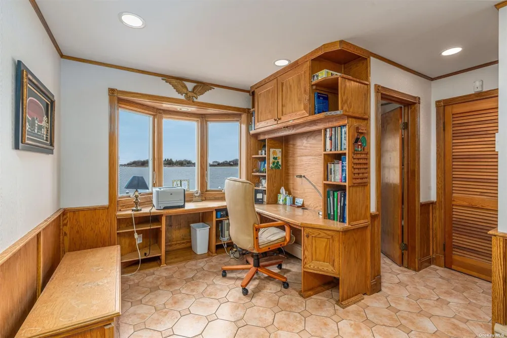 28 Koral Drive Southampton, NY 11968