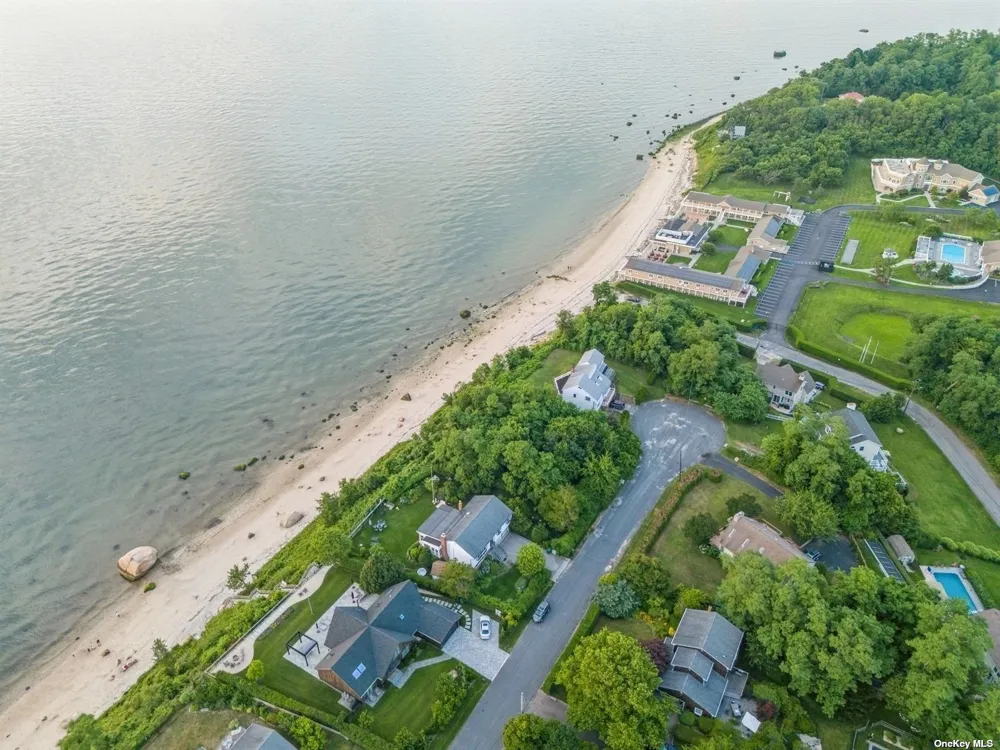 895 Glen Court Cutchogue, NY 11935