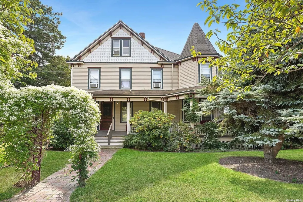 151 Bay Avenue Greenport, NY 11944