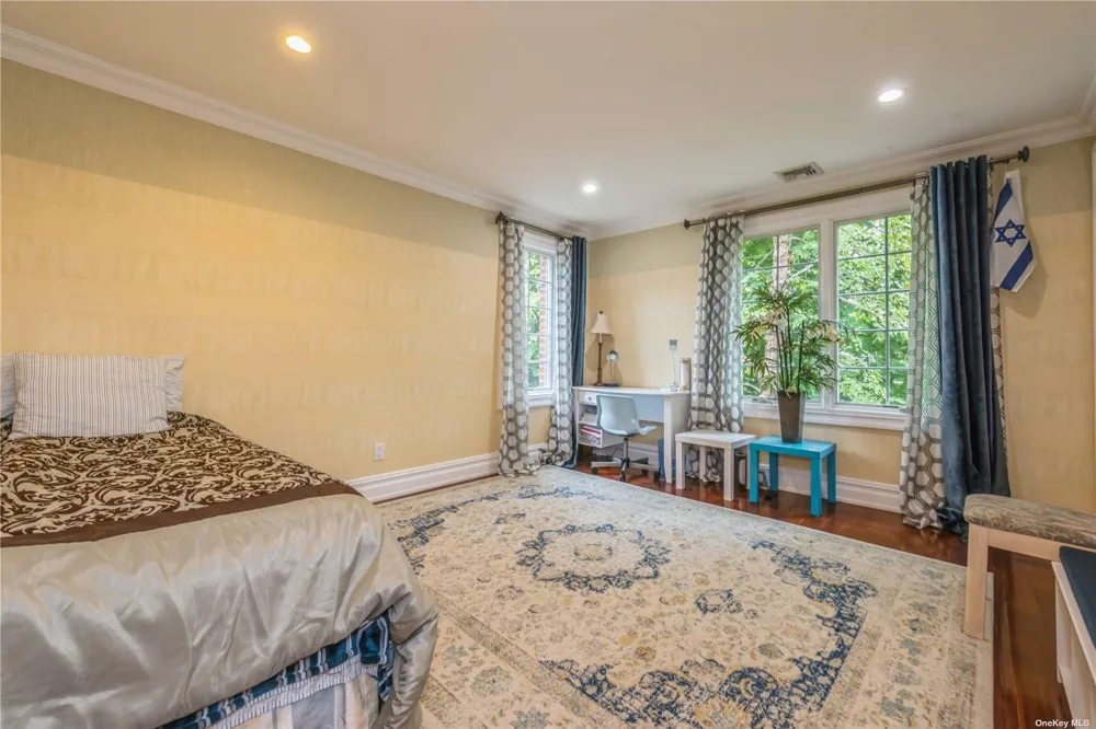 106 Willow Road Woodsburgh, NY 11598