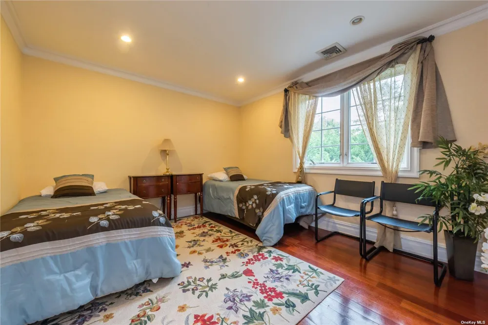 106 Willow Road Woodsburgh, NY 11598