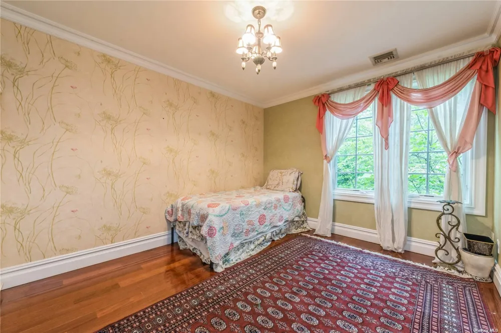 106 Willow Road Woodsburgh, NY 11598