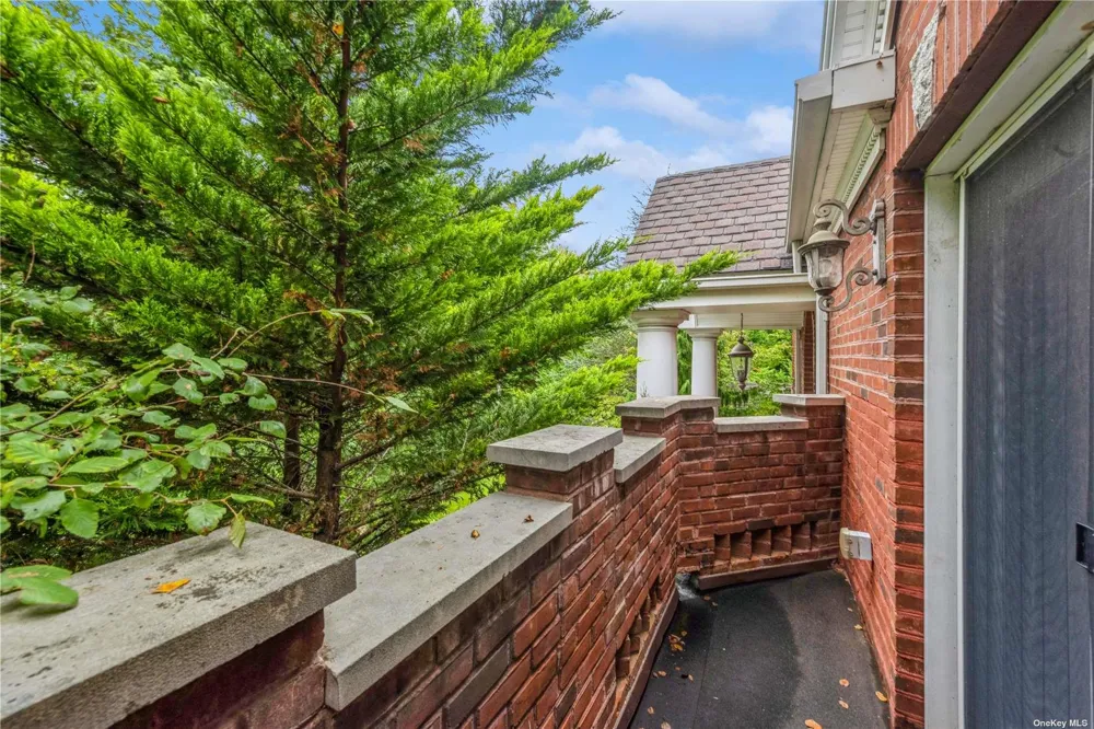 106 Willow Road Woodsburgh, NY 11598