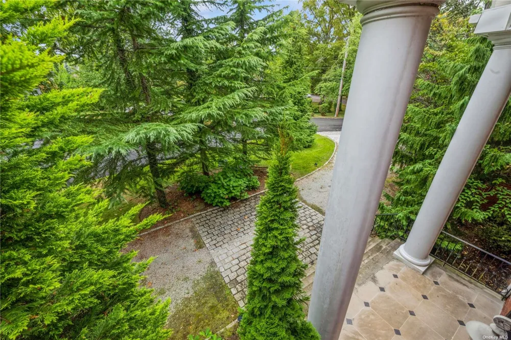 106 Willow Road Woodsburgh, NY 11598
