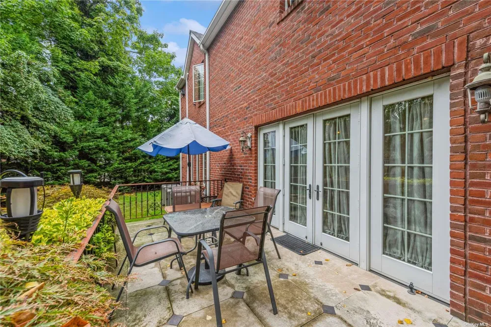 106 Willow Road Woodsburgh, NY 11598