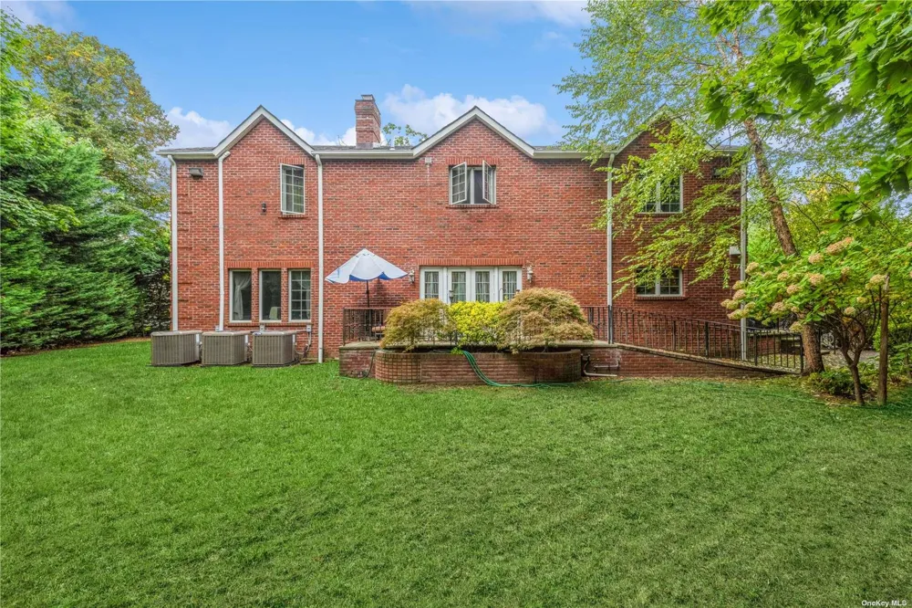 106 Willow Road Woodsburgh, NY 11598