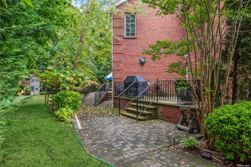 106 Willow Road Woodsburgh, NY 11598