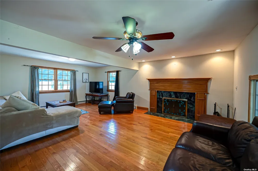 43 Hollins Lane East Islip, NY 11730