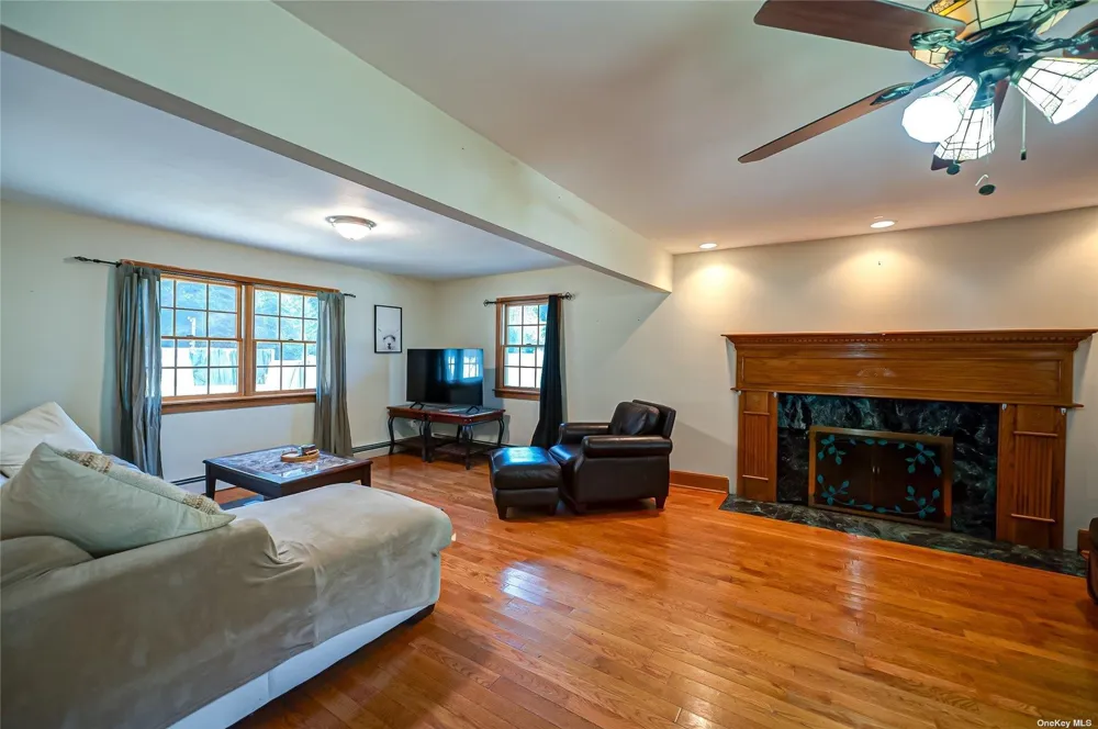43 Hollins Lane East Islip, NY 11730