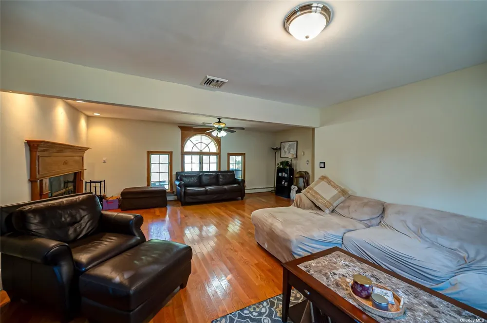 43 Hollins Lane East Islip, NY 11730