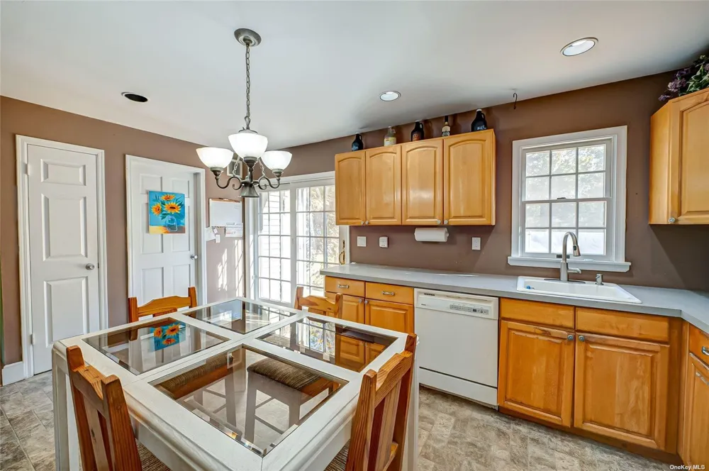 43 Hollins Lane East Islip, NY 11730