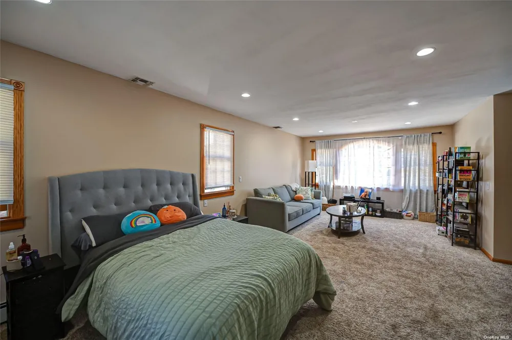 43 Hollins Lane East Islip, NY 11730