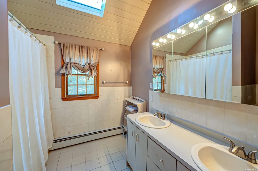 43 Hollins Lane East Islip, NY 11730