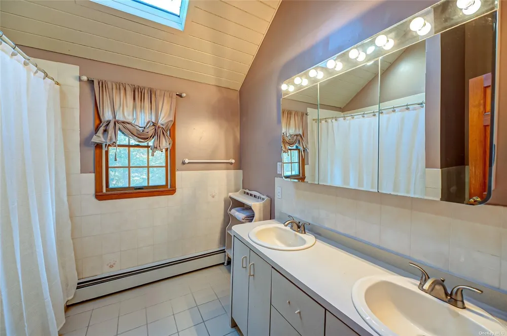 43 Hollins Lane East Islip, NY 11730