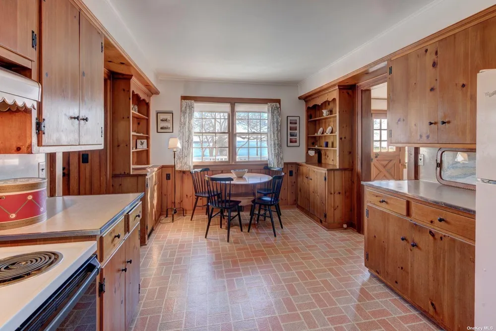 199 Old Harbor Road New Suffolk, NY 11956