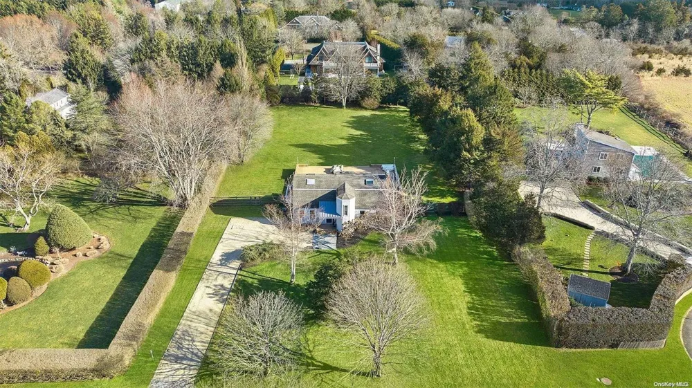 43 Robin Drive Bridgehampton, NY 11932