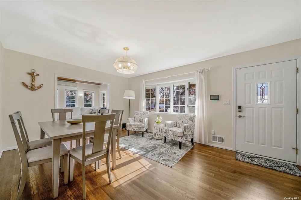 6 Rolling Hill Road Hampton Bays, NY 11946