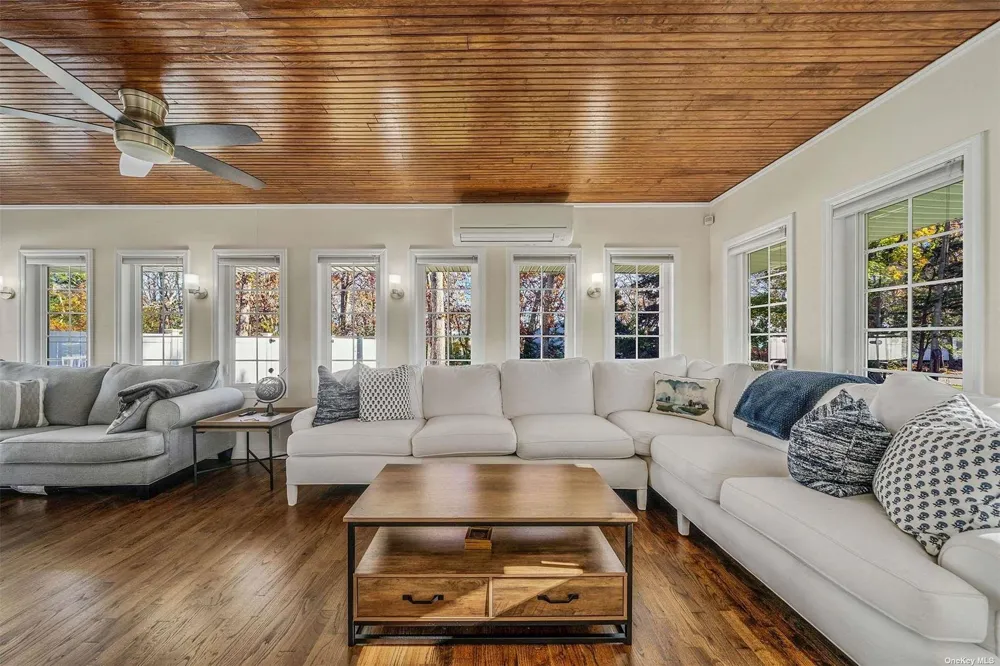 6 Rolling Hill Road Hampton Bays, NY 11946