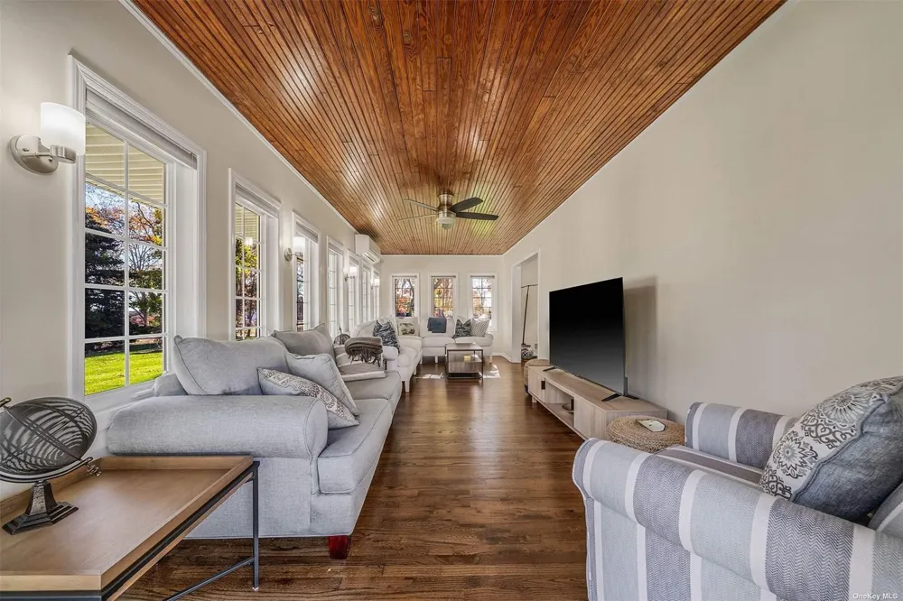 6 Rolling Hill Road Hampton Bays, NY 11946