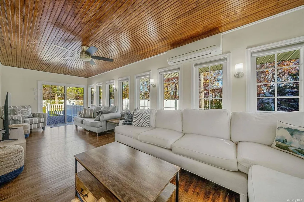6 Rolling Hill Road Hampton Bays, NY 11946