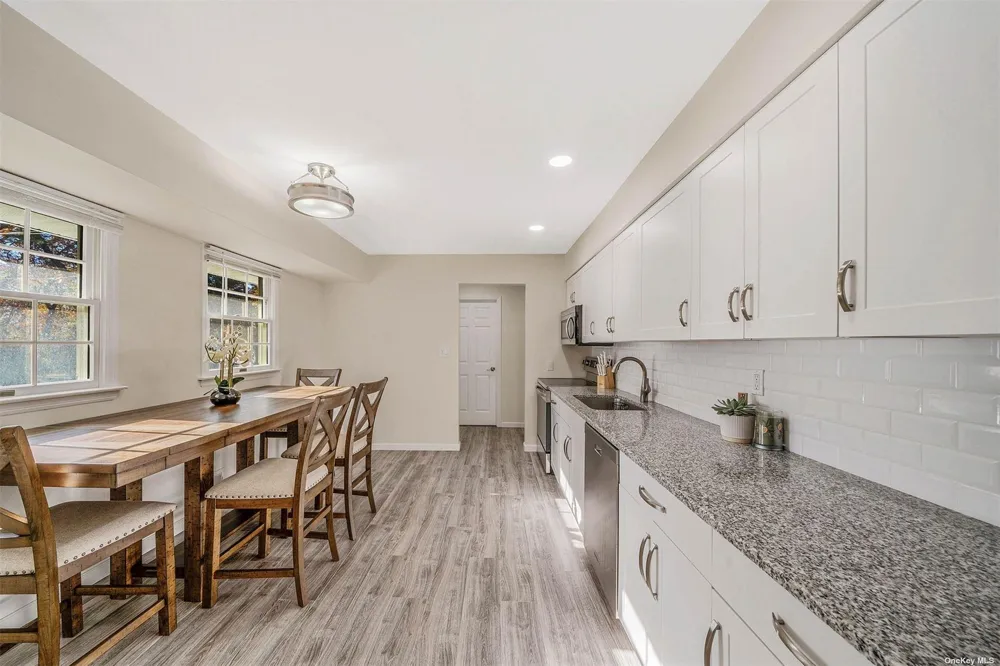 6 Rolling Hill Road Hampton Bays, NY 11946
