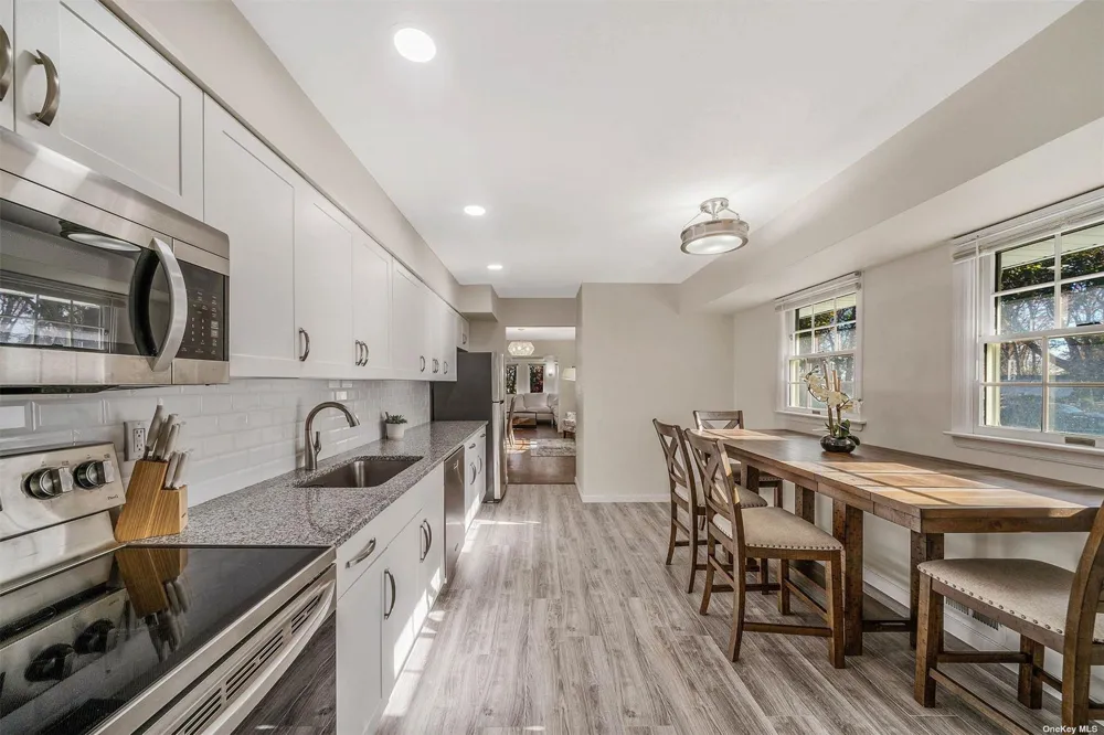 6 Rolling Hill Road Hampton Bays, NY 11946