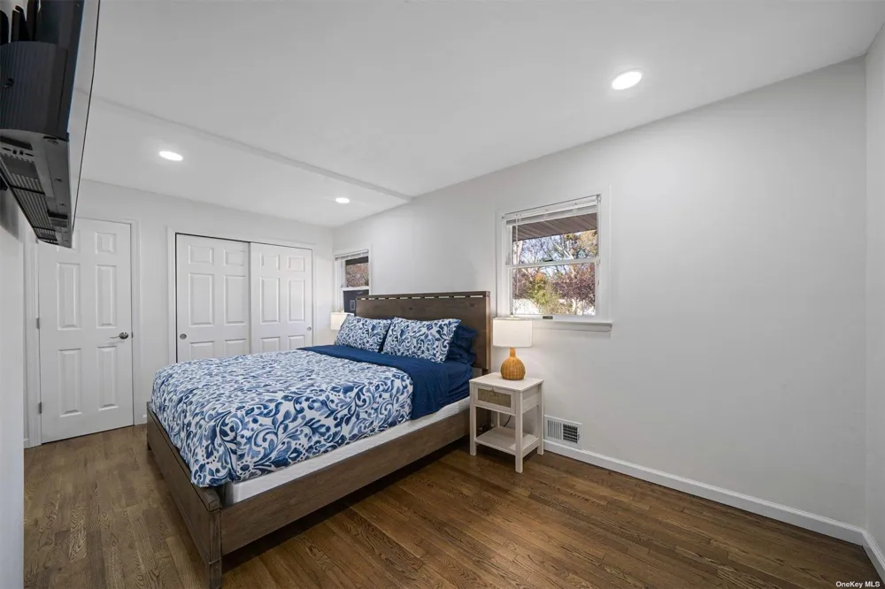 6 Rolling Hill Road Hampton Bays, NY 11946