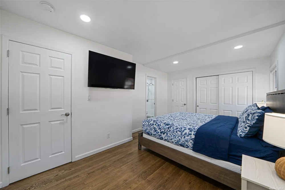 6 Rolling Hill Road Hampton Bays, NY 11946