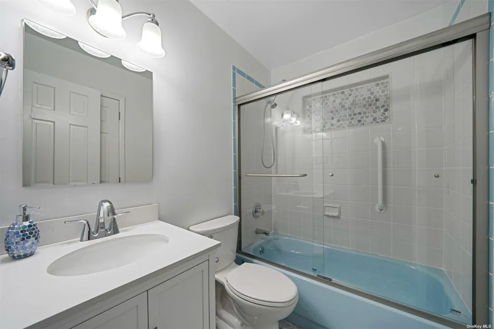 6 Rolling Hill Road Hampton Bays, NY 11946