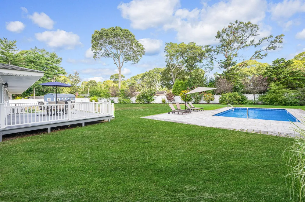 6 Rolling Hill Road Hampton Bays, NY 11946
