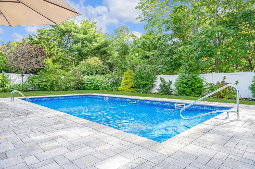 6 Rolling Hill Road Hampton Bays, NY 11946