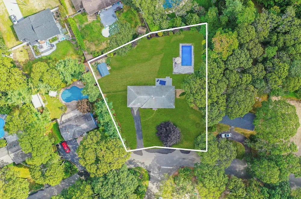 6 Rolling Hill Road Hampton Bays, NY 11946