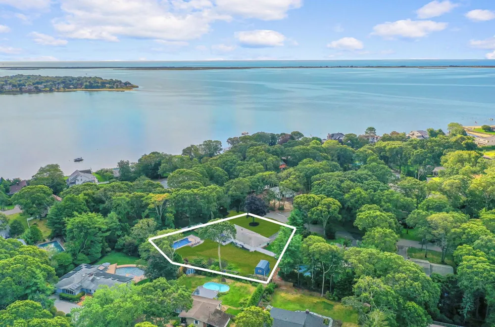 6 Rolling Hill Road Hampton Bays, NY 11946