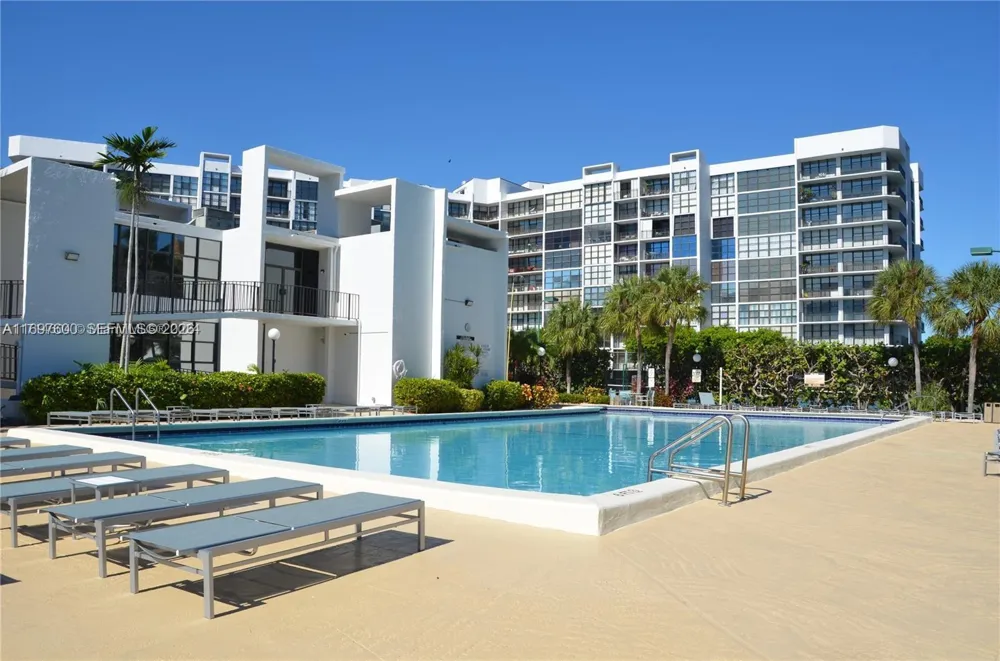 800 Parkview Dr #708 Hallandale Beach, FL 33009