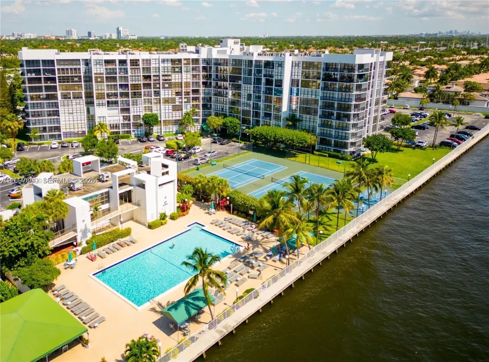 800 Parkview Dr #708 Hallandale Beach, FL 33009