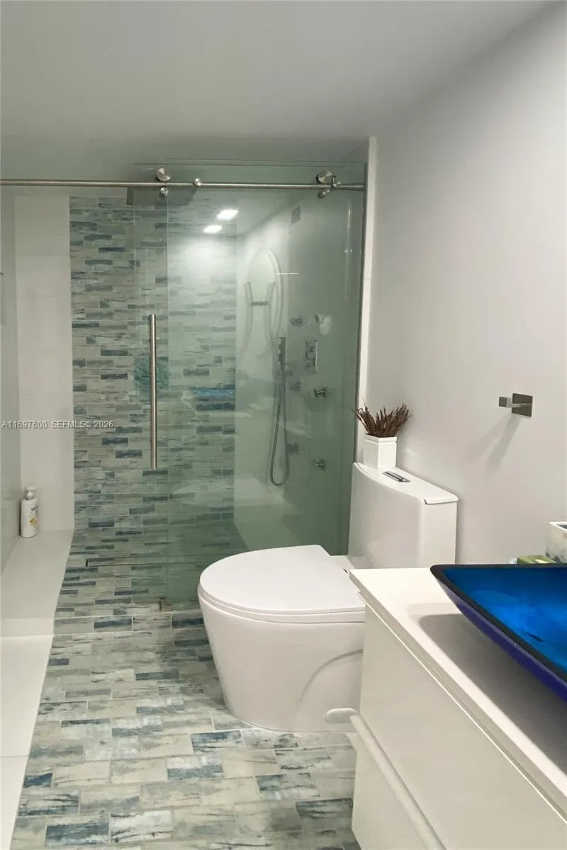 800 Parkview Dr #708 Hallandale Beach, FL 33009